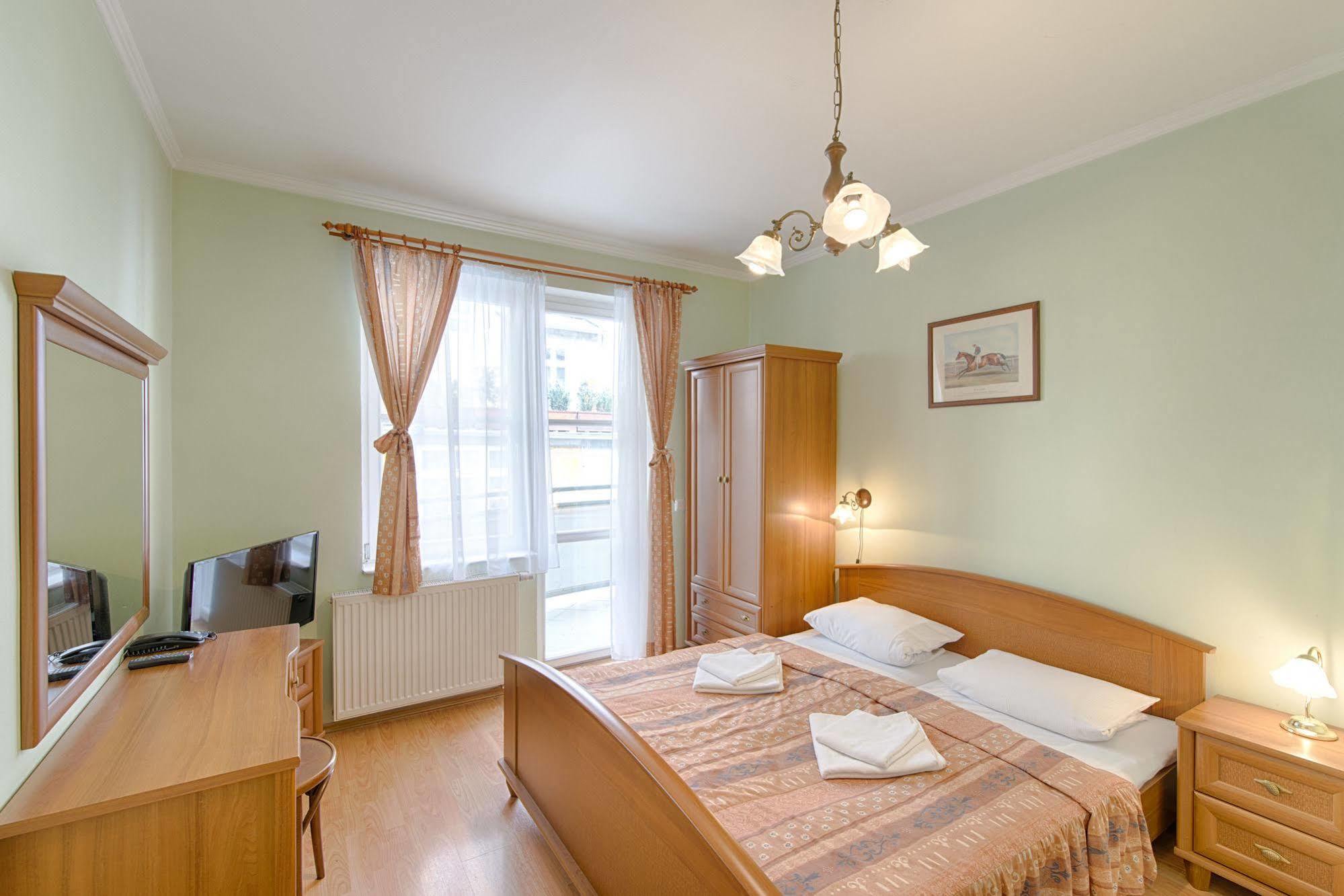 Hotel Derby Karlovy Vary Bagian luar foto